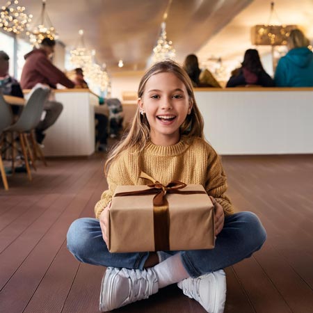 Ein Kind freut sich über ein Geschenk